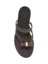 FERRAGAMO - Infradito Jealsa con Fasce - Nero - LIDIASHOPPING® - Official Website