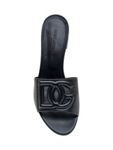 DOLCE & GABBANA - Ciabatta con Tacco e Dettaglio Logo - Nero - LIDIASHOPPING® - Official Website