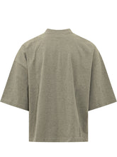 FEAR OF GOD ESSENTIALS - T-shirt Oversize con Placca Logo - Verde - LIDIASHOPPING® - Official Website