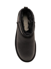 UGG - Stivaletto Classic Ultra Mini - Nero - LIDIASHOPPING® - Official Website