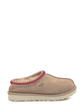 UGG Sabot Tasman in Suede Beige con Ricamo Rosso - Collezione Happy Birthday | Lidia Shopping