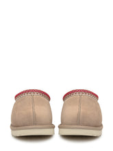 UGG Sabot Tasman in Suede Beige con Ricamo Rosso - Collezione Happy Birthday | Lidia Shopping