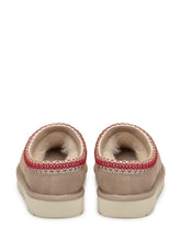 UGG Sabot Tasman in Suede Beige con Ricamo Rosso - Collezione Happy Birthday | Lidia Shopping