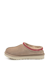 UGG Sabot Tasman in Suede Beige con Ricamo Rosso - Collezione Happy Birthday | Lidia Shopping
