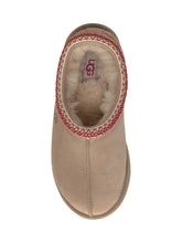 UGG Sabot Tasman in Suede Beige con Ricamo Rosso - Collezione Happy Birthday | Lidia Shopping