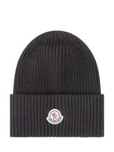MONCLER - Berretto a Coste con Patch Frontale - Nero - LIDIASHOPPING® - Official Website