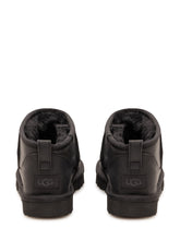 UGG - Stivaletto Classic Ultra Mini - Nero - LIDIASHOPPING® - Official Website