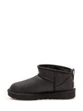 UGG - Stivaletto Classic Ultra Mini - Nero - LIDIASHOPPING® - Official Website